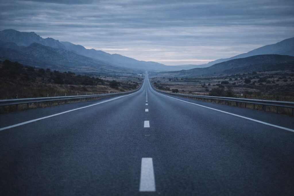 empty highway road causing driver fatigue and highway hypnosis